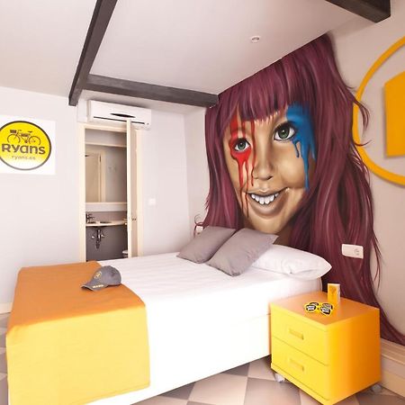 Ryans Budget Ibiza stad Exteriör bild