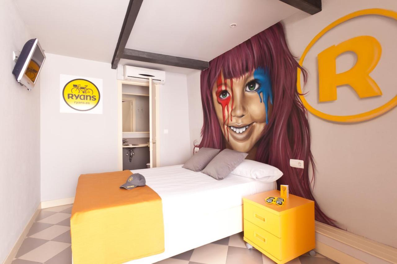 Ryans Budget Ibiza stad Exteriör bild
